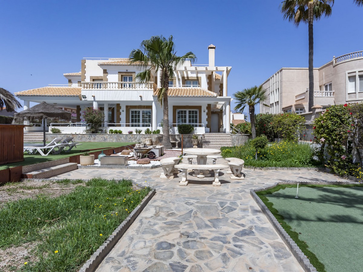 Majestuosa villa en pleno corazón de Playa Serena