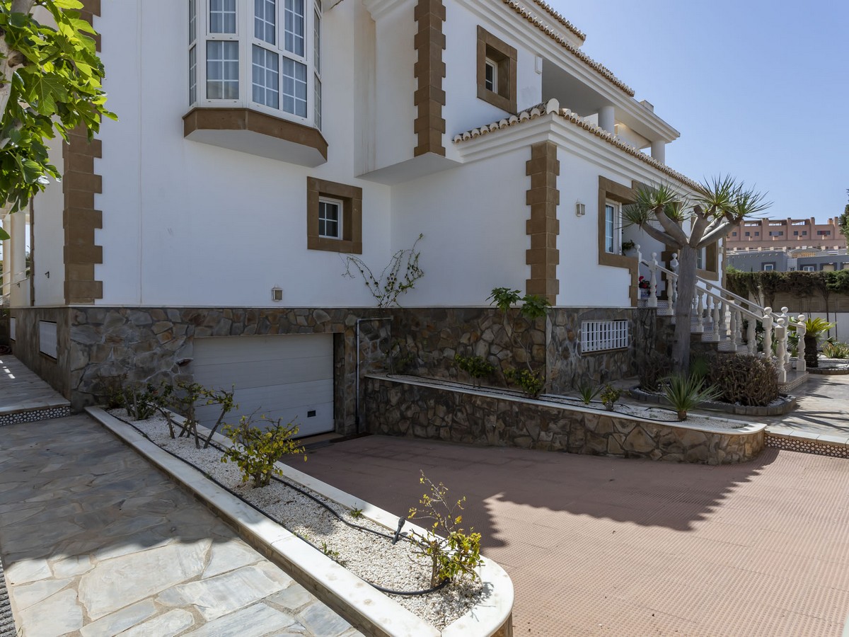 Majestuosa villa en pleno corazón de Playa Serena