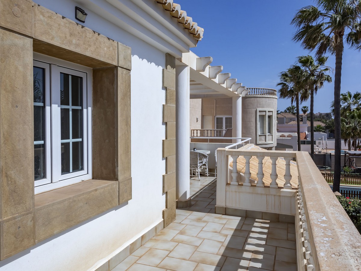 Majestuosa villa en pleno corazón de Playa Serena