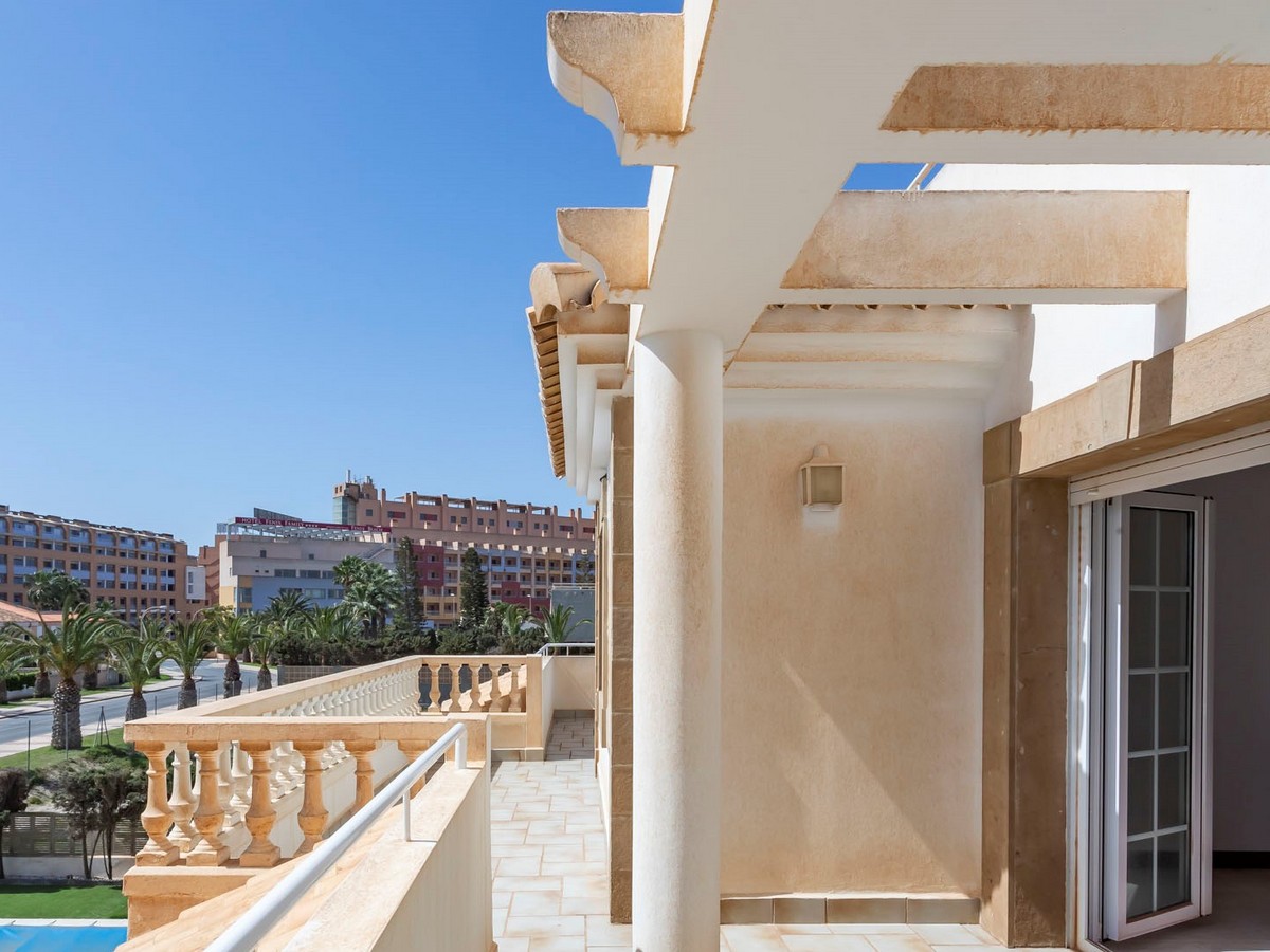 Majestuosa villa en pleno corazón de Playa Serena