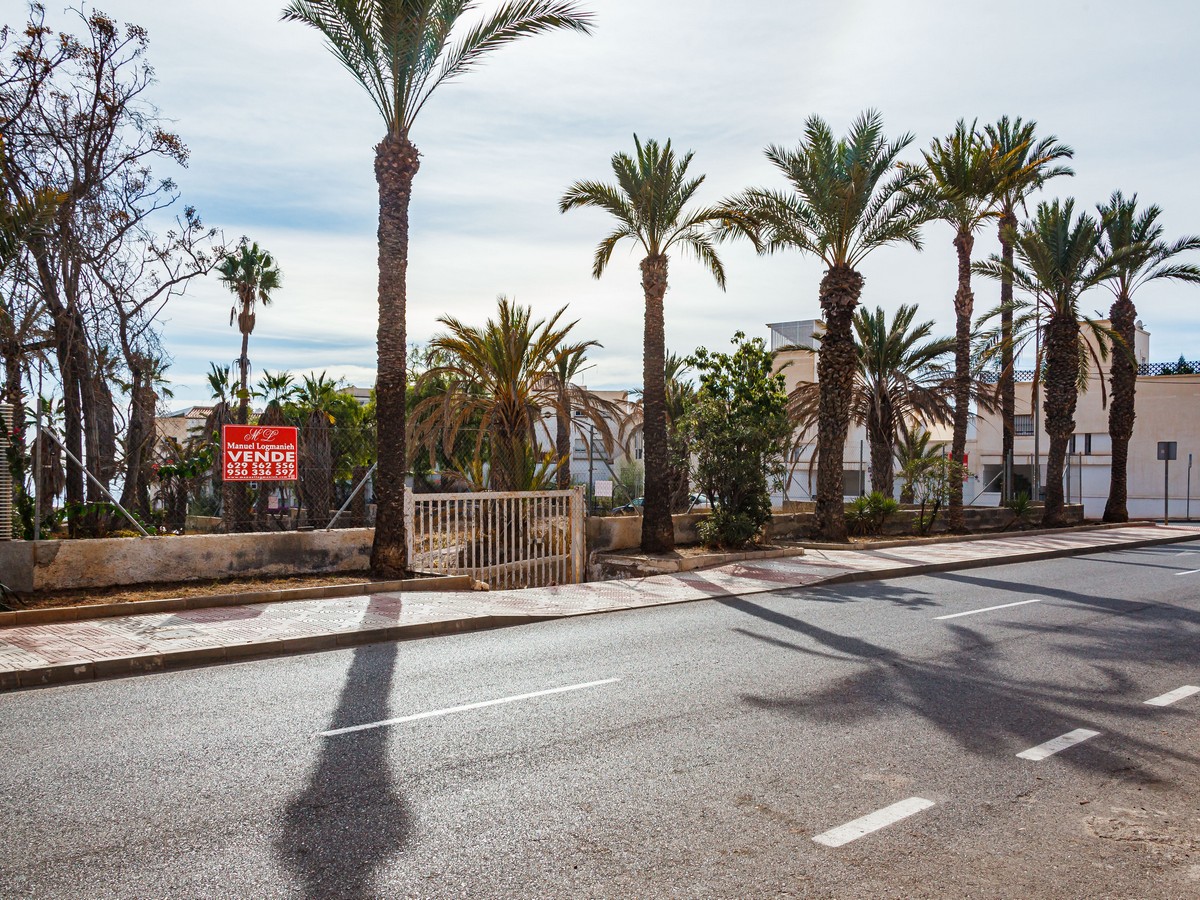 1.803m² großes Grundstück in zweiter Strandlinie, Aguadulce