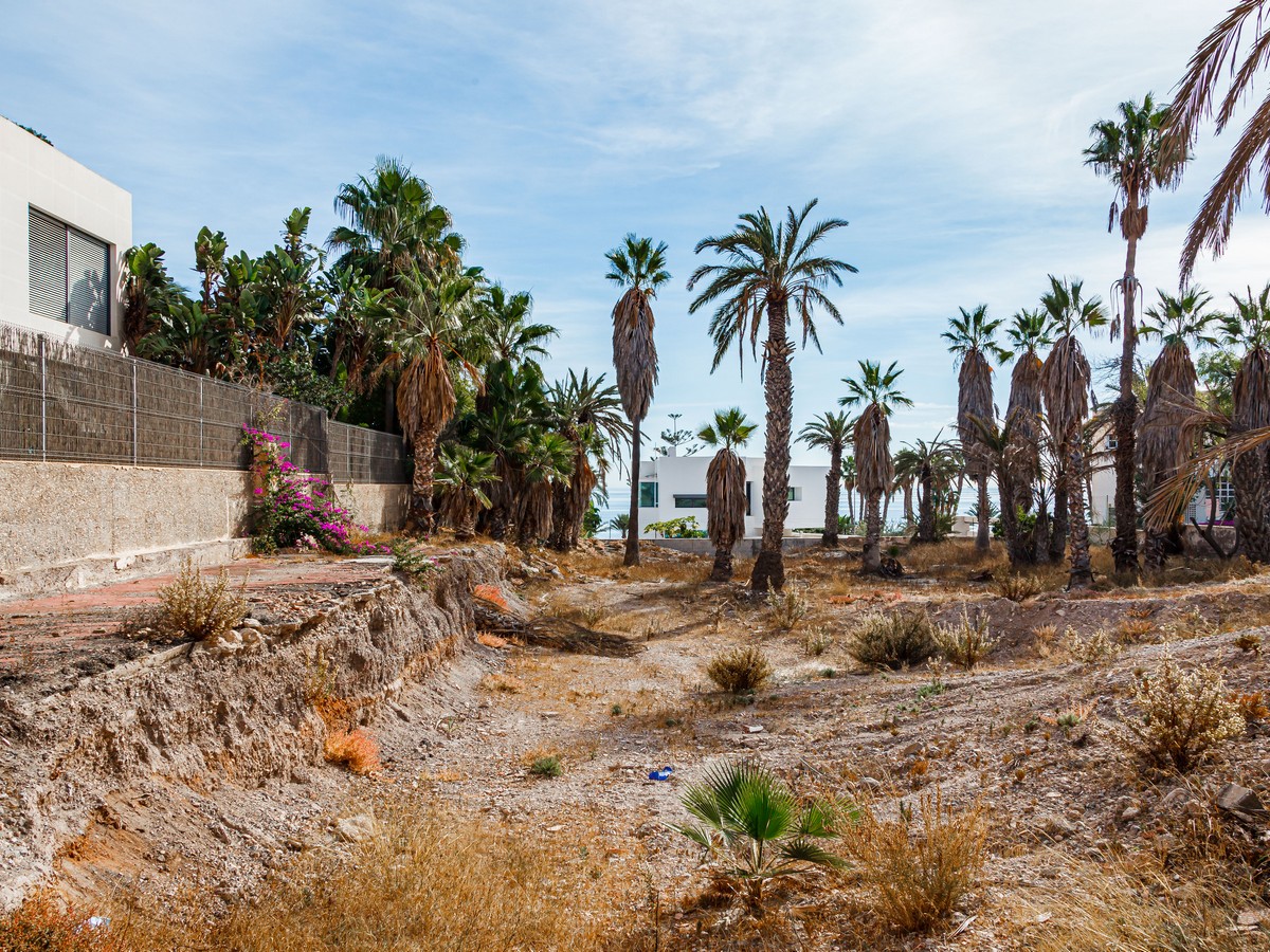 1.803m² großes Grundstück in zweiter Strandlinie, Aguadulce