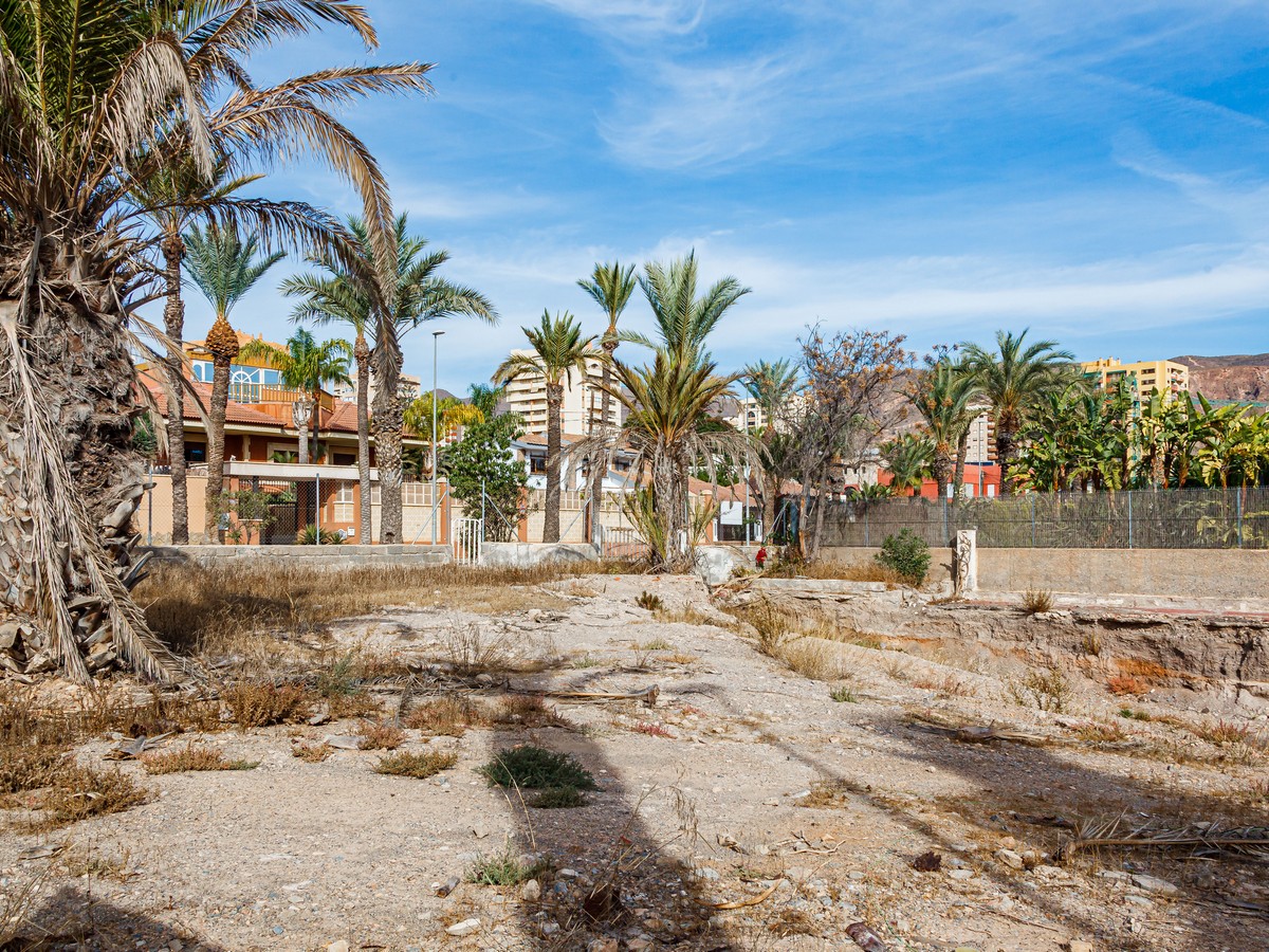 1.803m² großes Grundstück in zweiter Strandlinie, Aguadulce