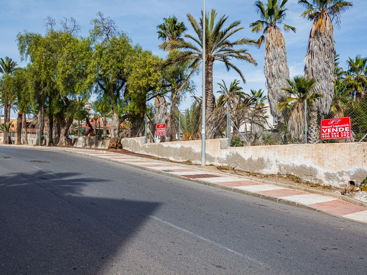 Terrain de 1.803m² en deuxième ligne de plage, Aguadulce