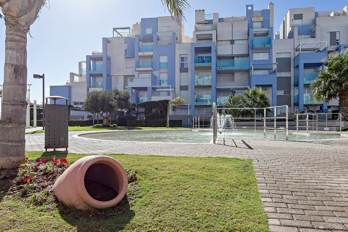 Extraordinaire appartement avec jardin en 1ère ligne de plage, Marina Serena Golf Complexe