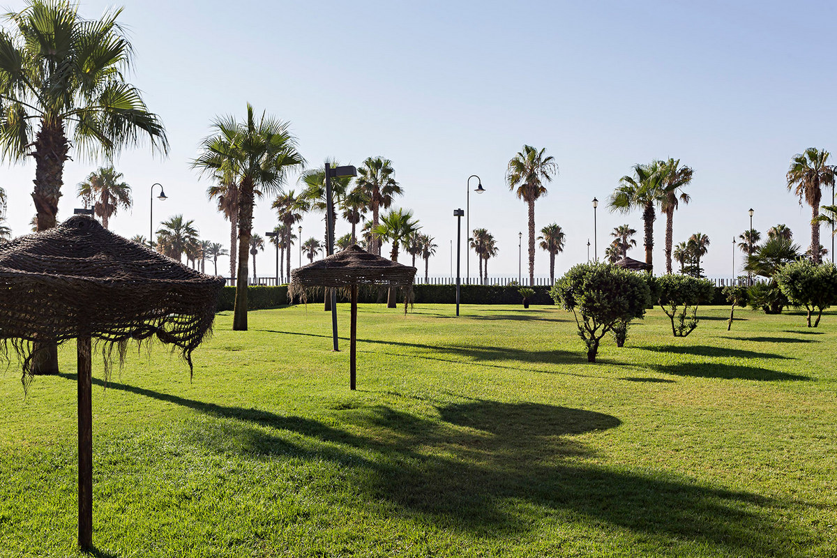 Extraordinaire appartement avec jardin en 1ère ligne de plage, Marina Serena Golf Complexe
