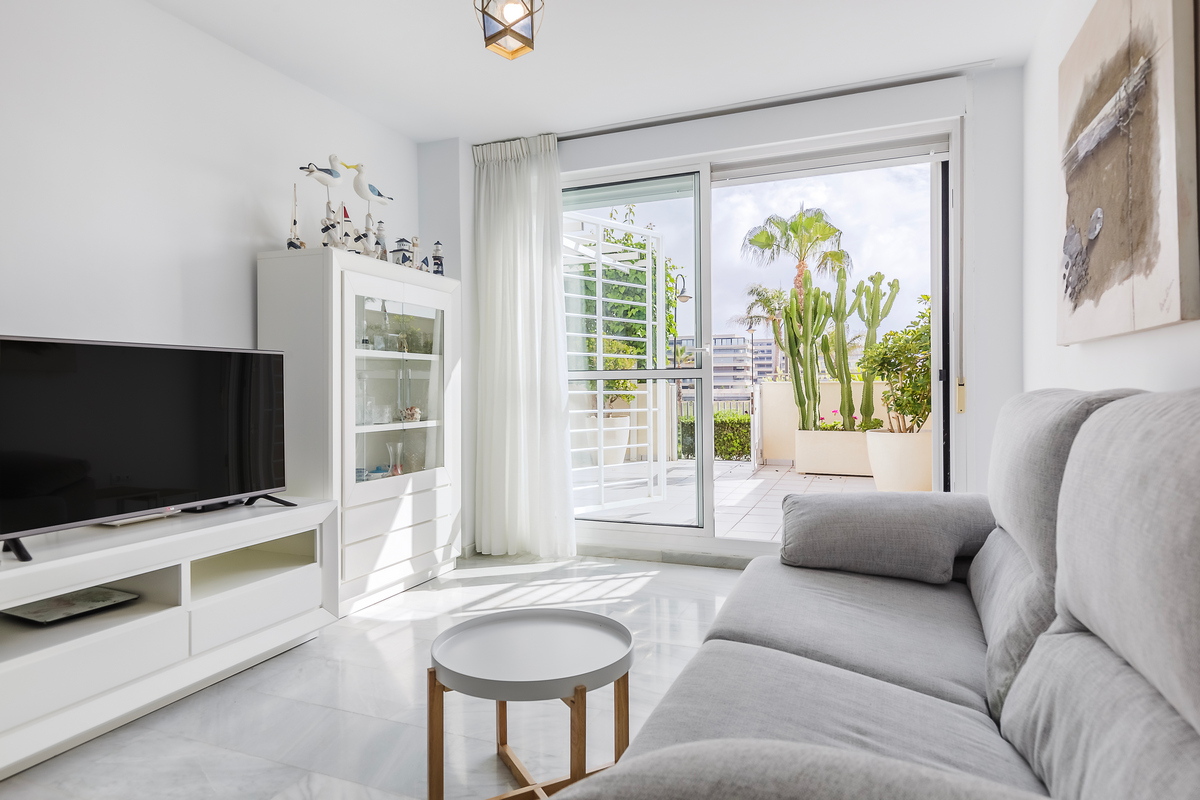 Straordinario appartamento con giardino in 1ª linea di spiaggia, complesso Marina Serena Golf