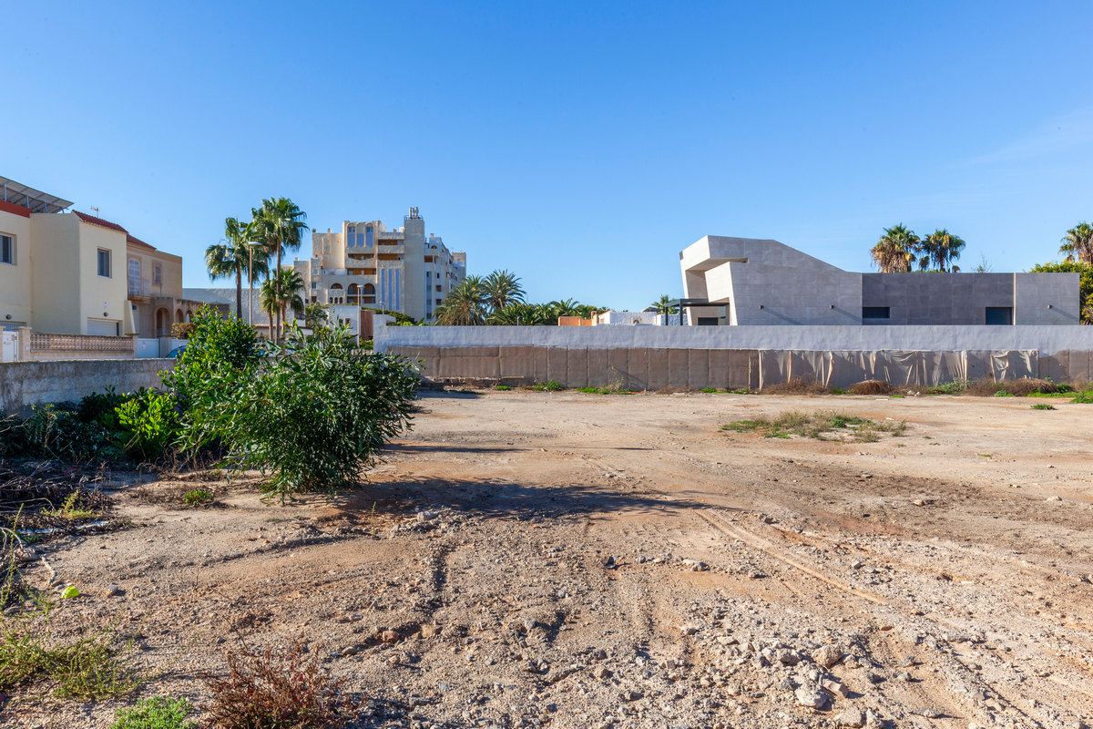 Plot of 800m² in the urbanisation of Roquetas de Mar, Calle Sierra de Gata