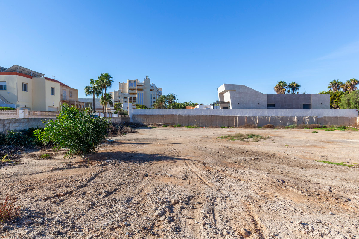 Grundstück von 800 m² in der Urbanisation von Roquetas de Mar, Calle Sierra de Gata