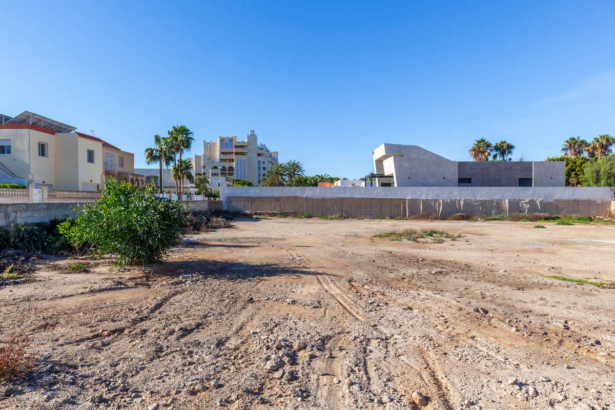 Plot of 800m² in the urbanisation of Roquetas de Mar, Calle Sierra de Gata