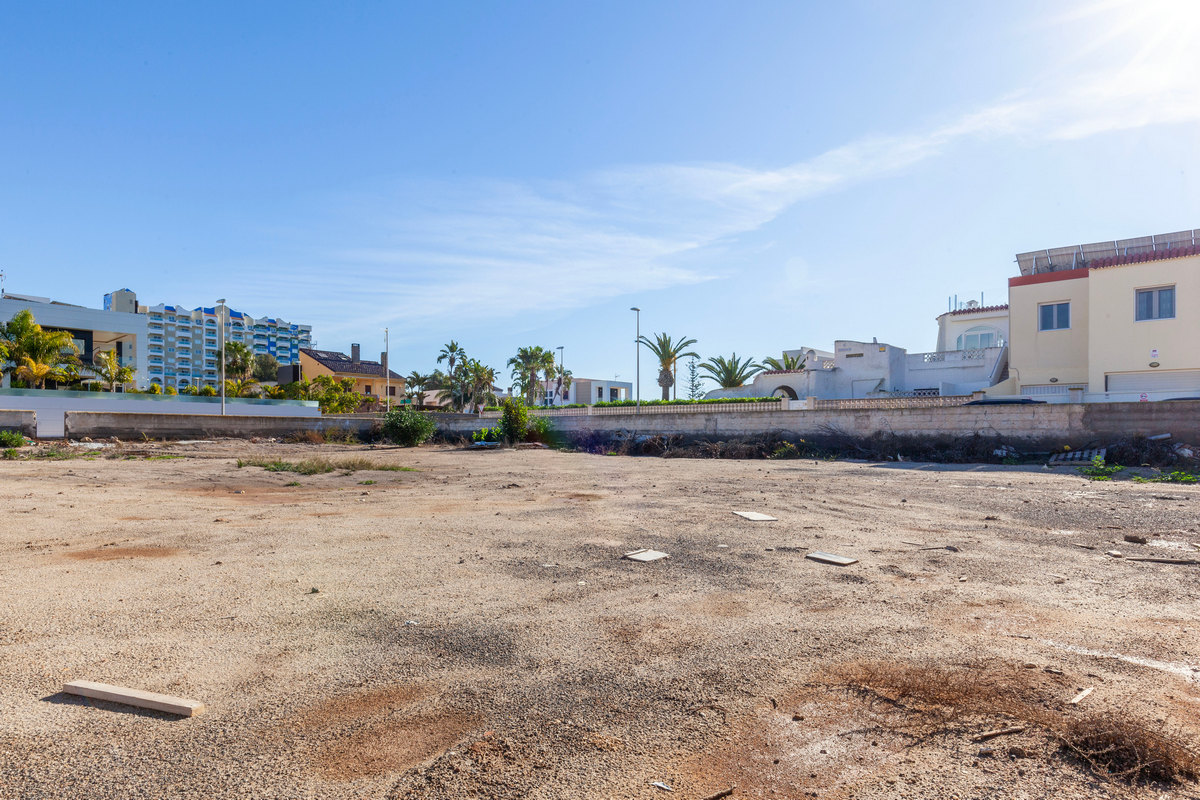 Plot of 800m² in the urbanisation of Roquetas de Mar, Calle Sierra de Gata