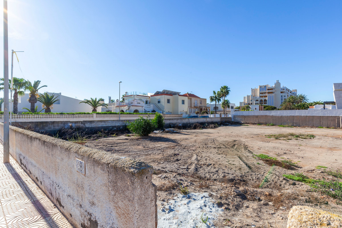 Plot of 800m² in the urbanisation of Roquetas de Mar, Calle Sierra de Gata