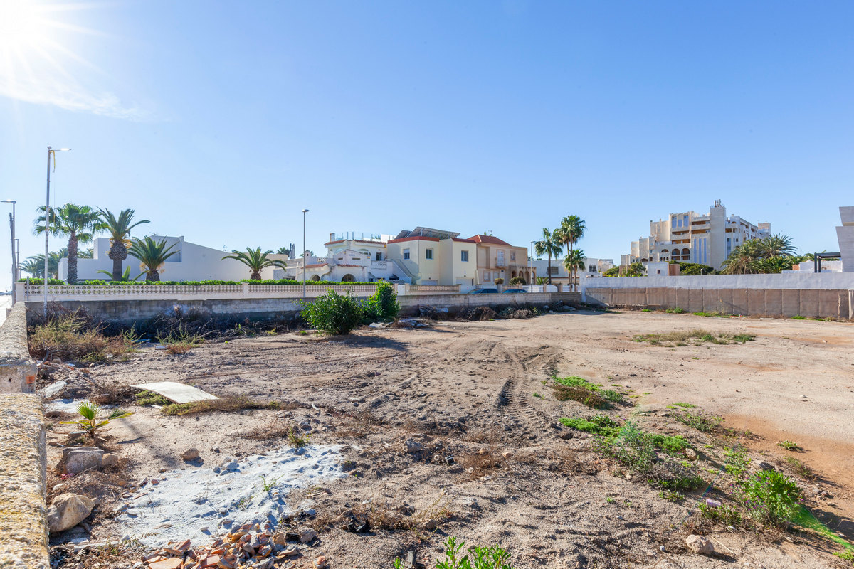 Plot of 800m² in the urbanisation of Roquetas de Mar, Calle Sierra de Gata