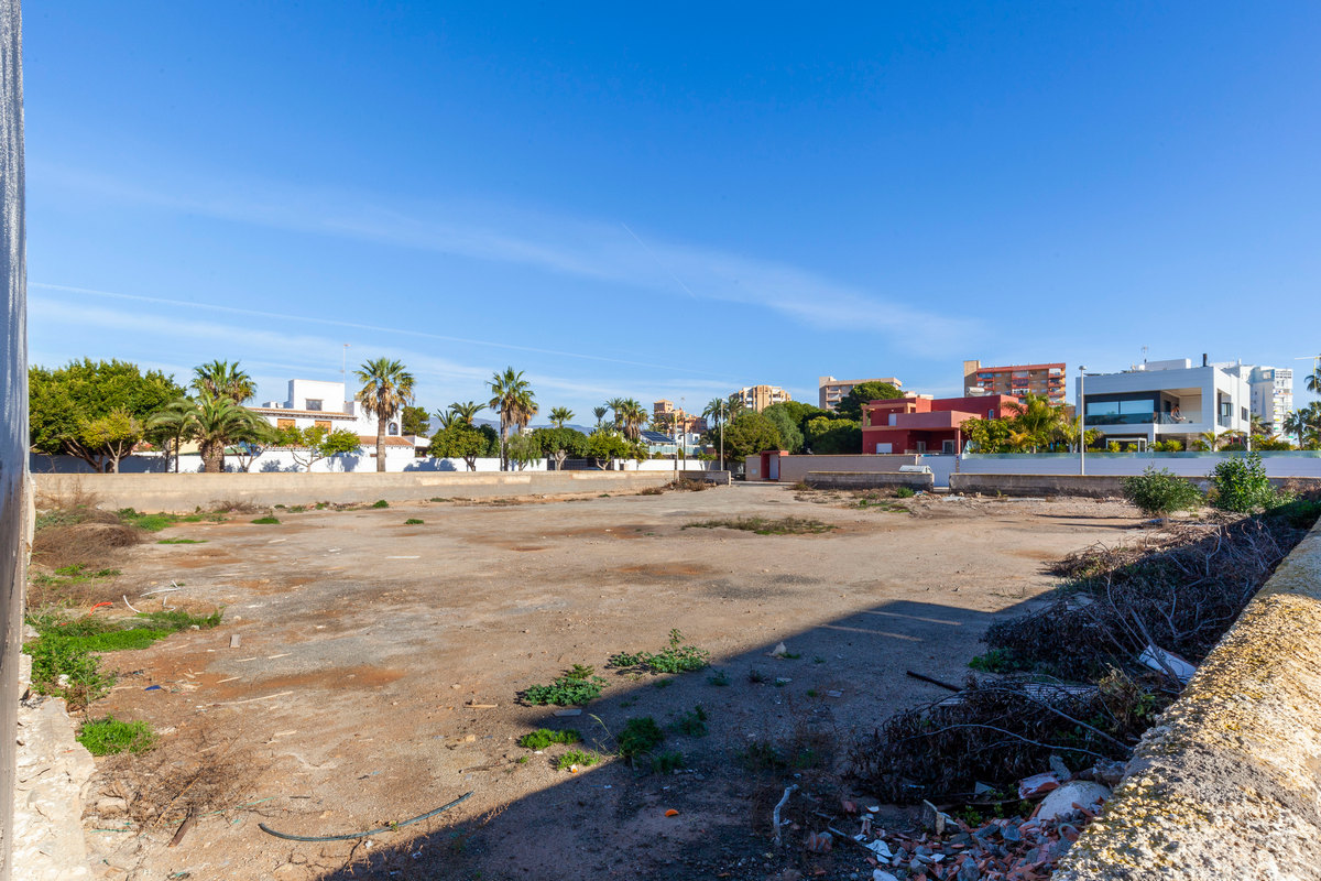 Grundstück von 800 m² in der Urbanisation von Roquetas de Mar, Calle Sierra de Gata