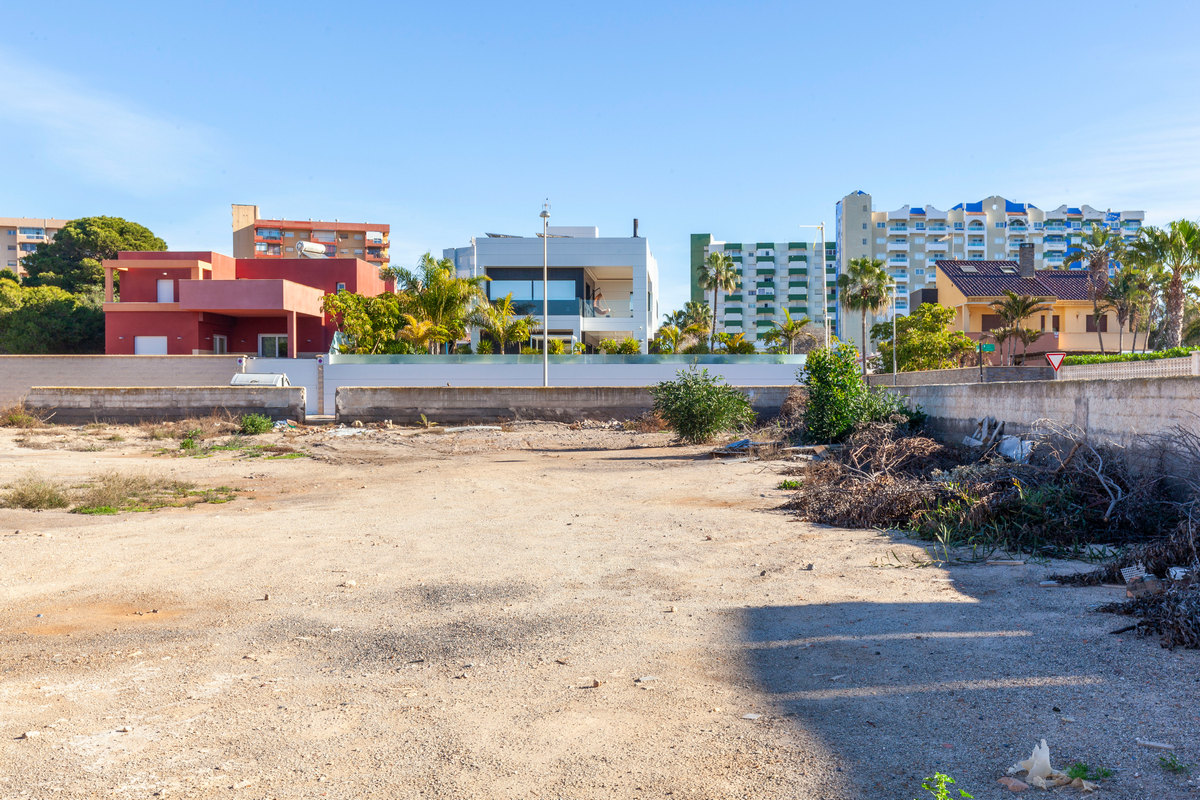 Grundstück von 800 m² in der Urbanisation von Roquetas de Mar, Calle Sierra de Gata