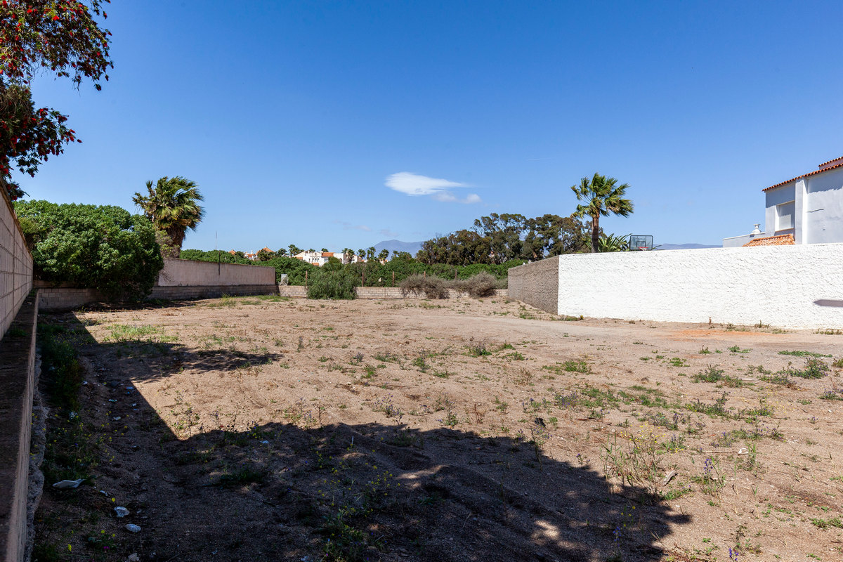 Plot of 1.200 m² in Calle Iguazú, Playa Serena Urb.