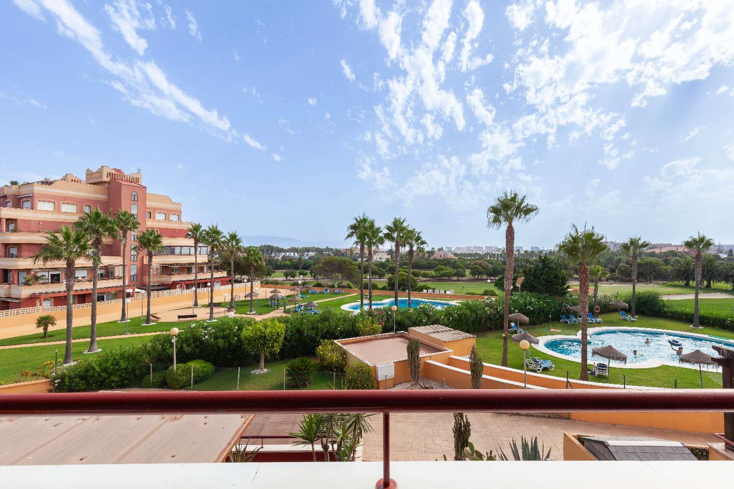 Moderno y amplio piso junto al campo de golf