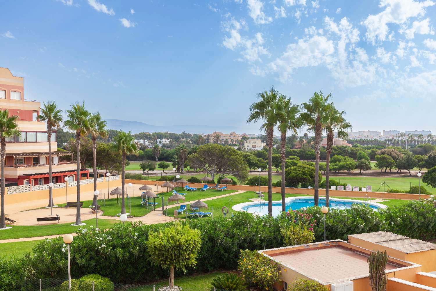 Moderno y amplio piso junto al campo de golf