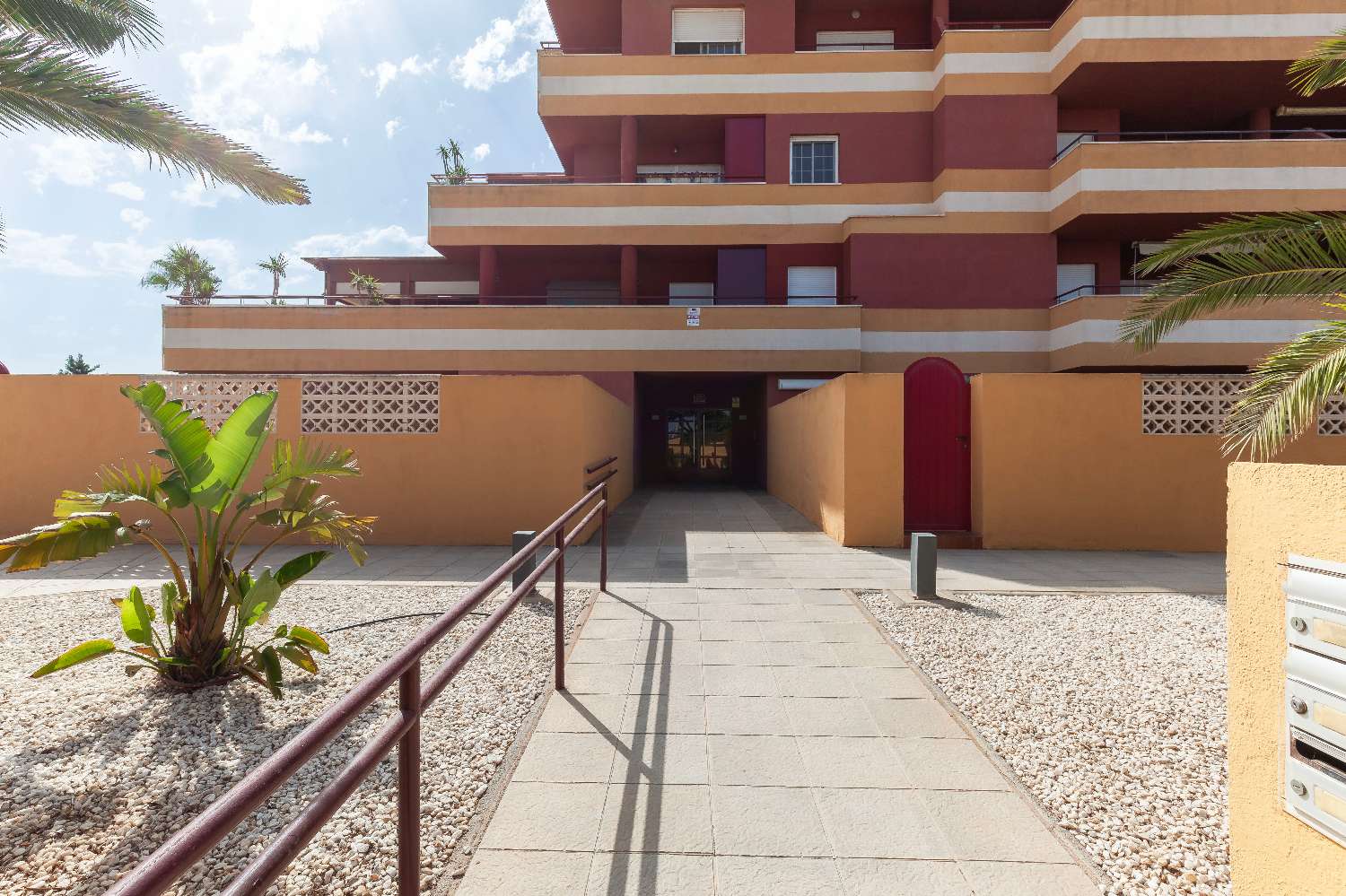 Moderno y amplio piso junto al campo de golf