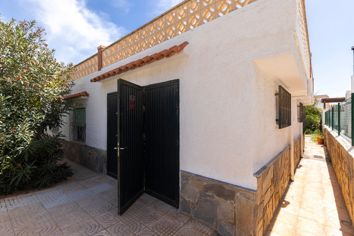 Villa con grande potenziale a Costacabana (Almería)