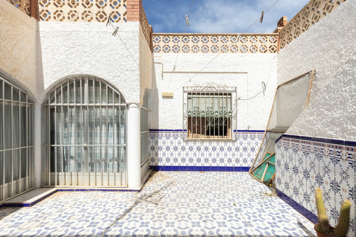 Villa con grande potenziale a Costacabana (Almería)