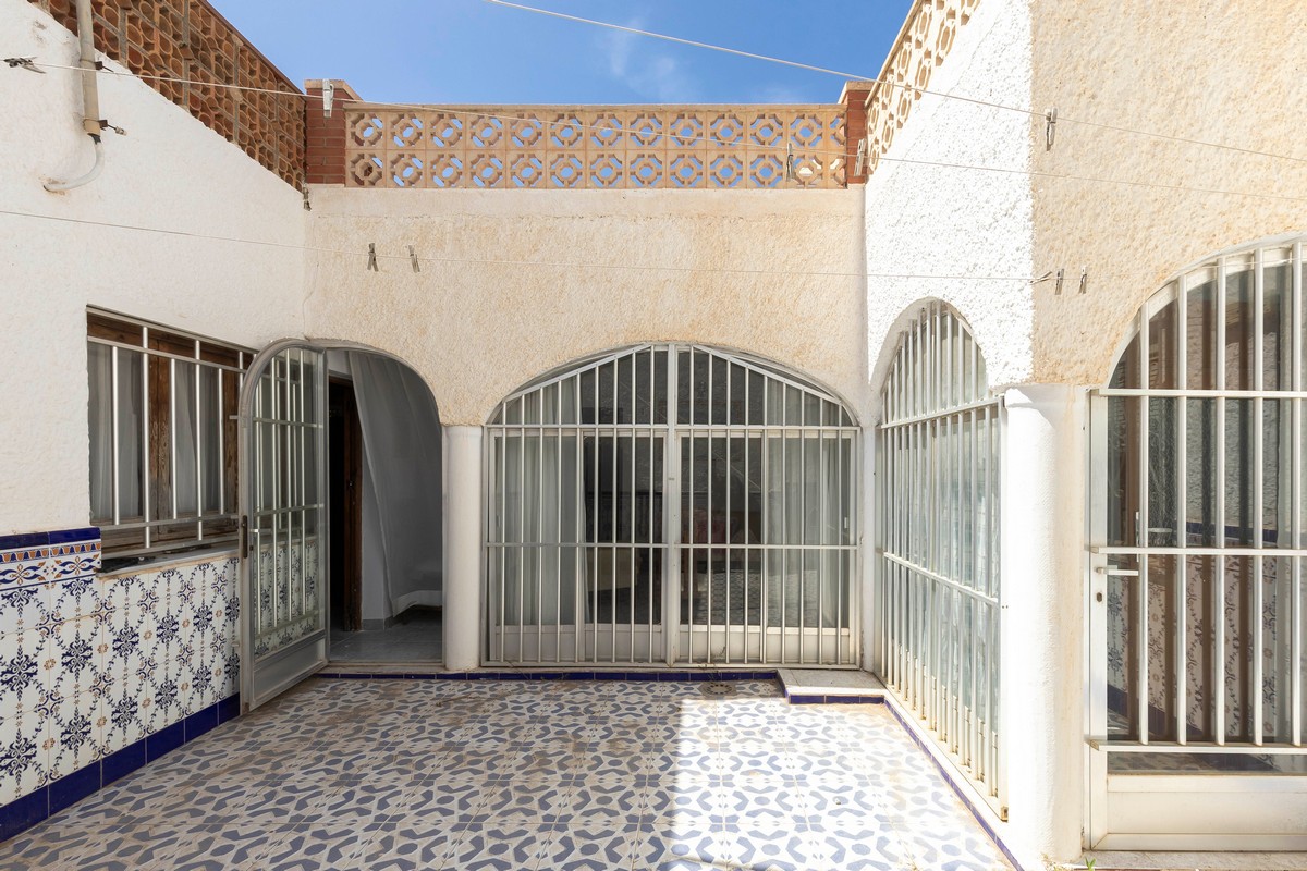 Villa con grande potenziale a Costacabana (Almería)