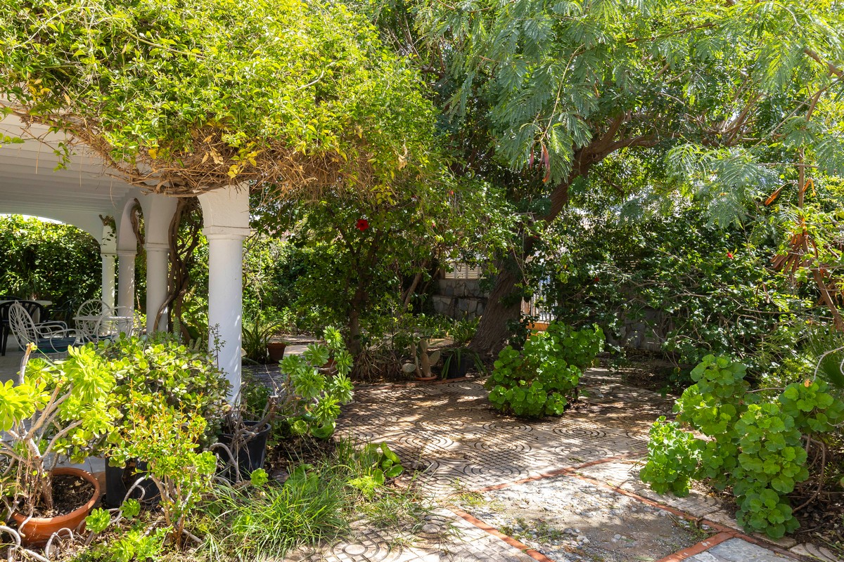 Villa con grande potenziale a Costacabana (Almería)