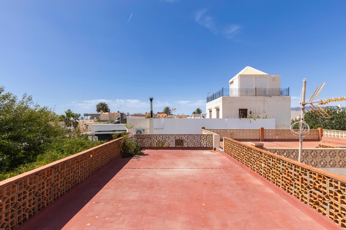 Villa con grande potenziale a Costacabana (Almería)