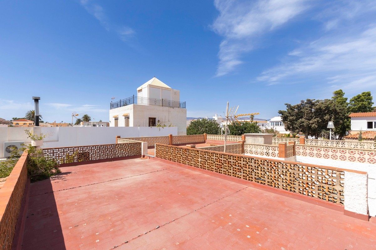 Villa con grande potenziale a Costacabana (Almería)