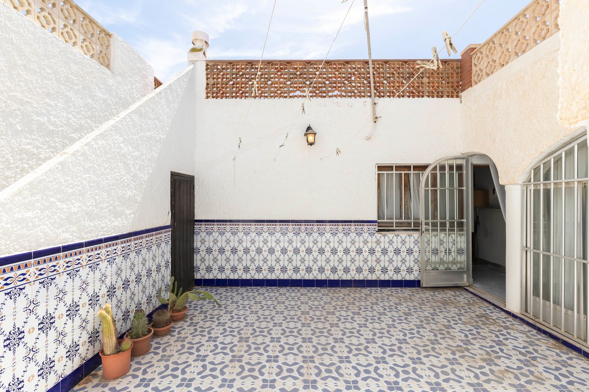 Villa con grande potenziale a Costacabana (Almería)