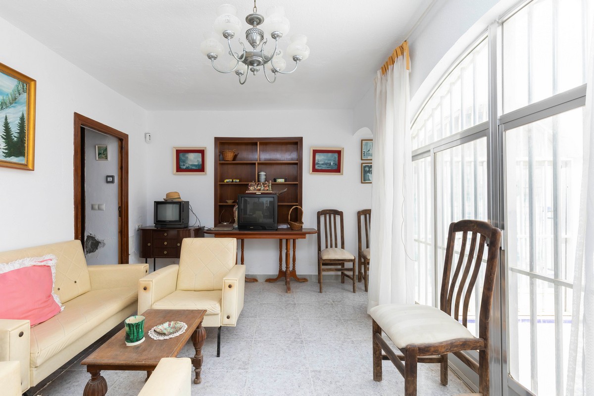 Villa con grande potenziale a Costacabana (Almería)