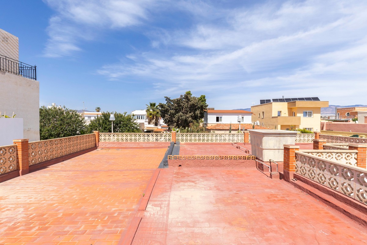 Villa con grande potenziale a Costacabana (Almería)
