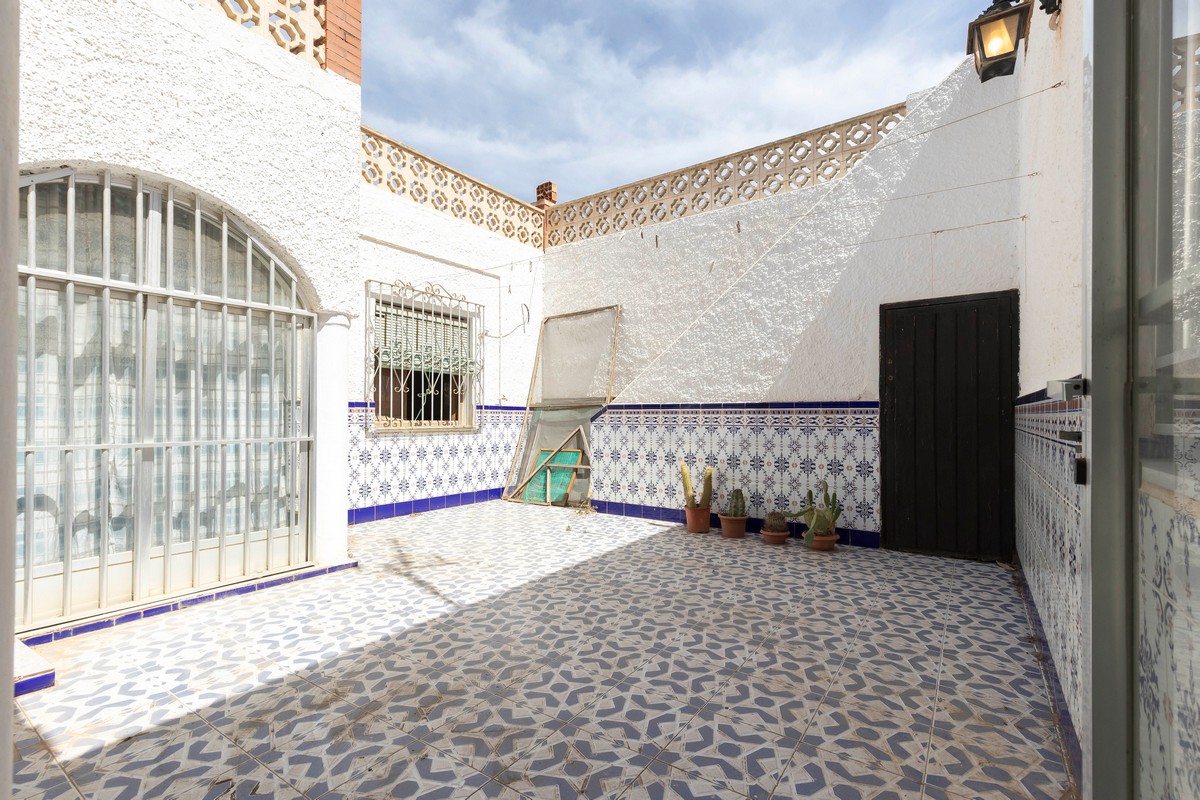 Villa con grande potenziale a Costacabana (Almería)