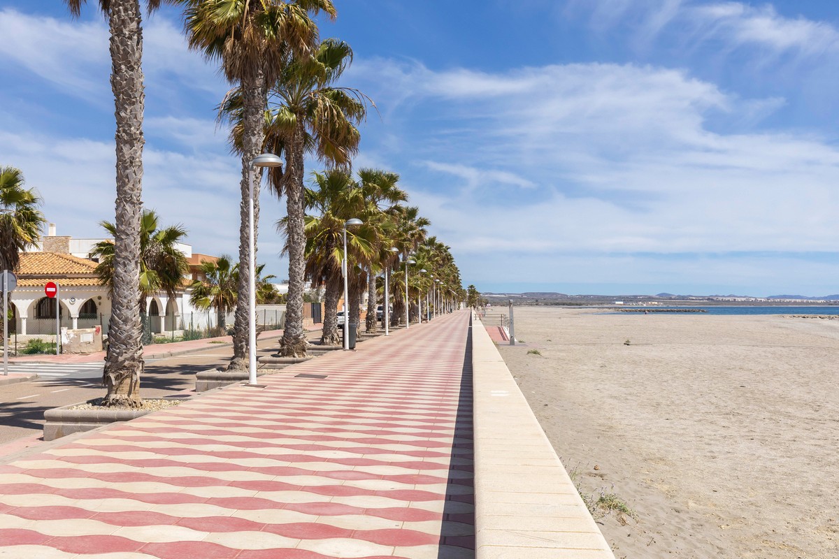 Villa con grande potenziale a Costacabana (Almería)