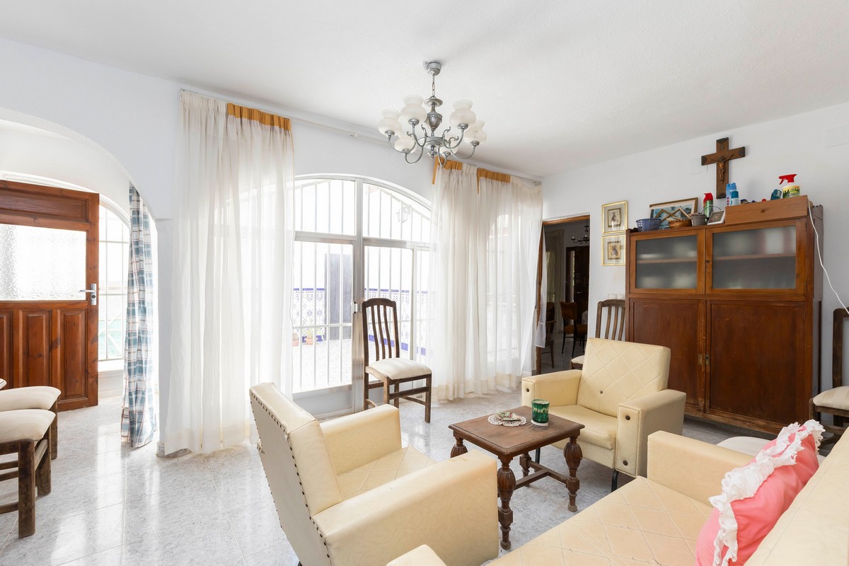 Villa con grande potenziale a Costacabana (Almería)