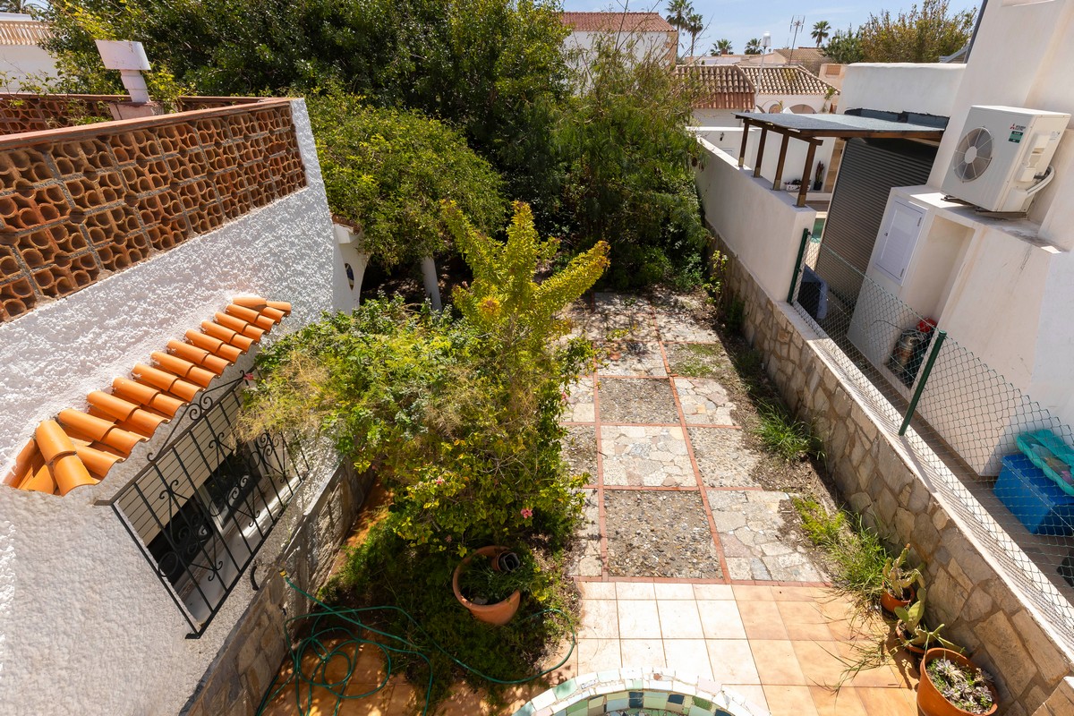 Villa con grande potenziale a Costacabana (Almería)