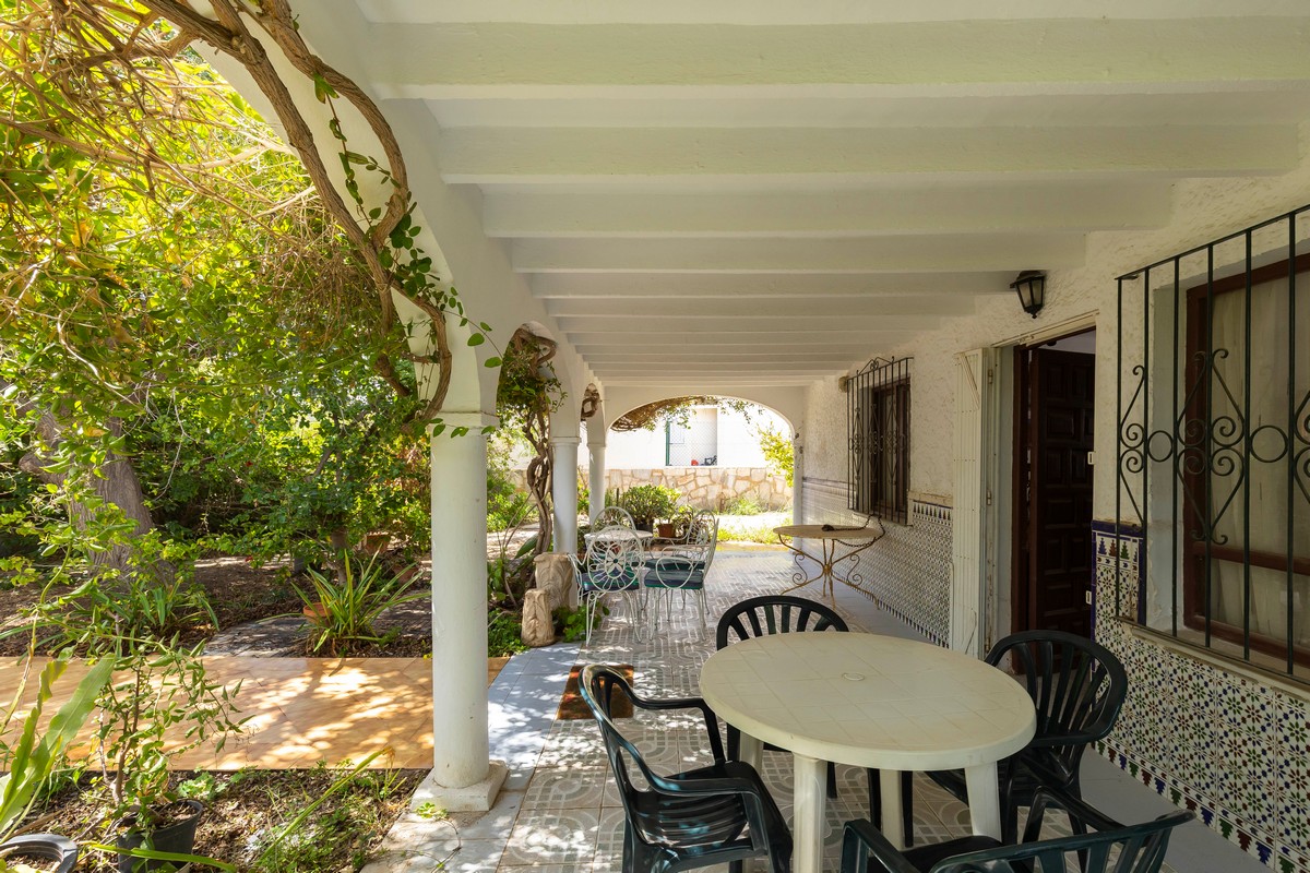 Villa con grande potenziale a Costacabana (Almería)