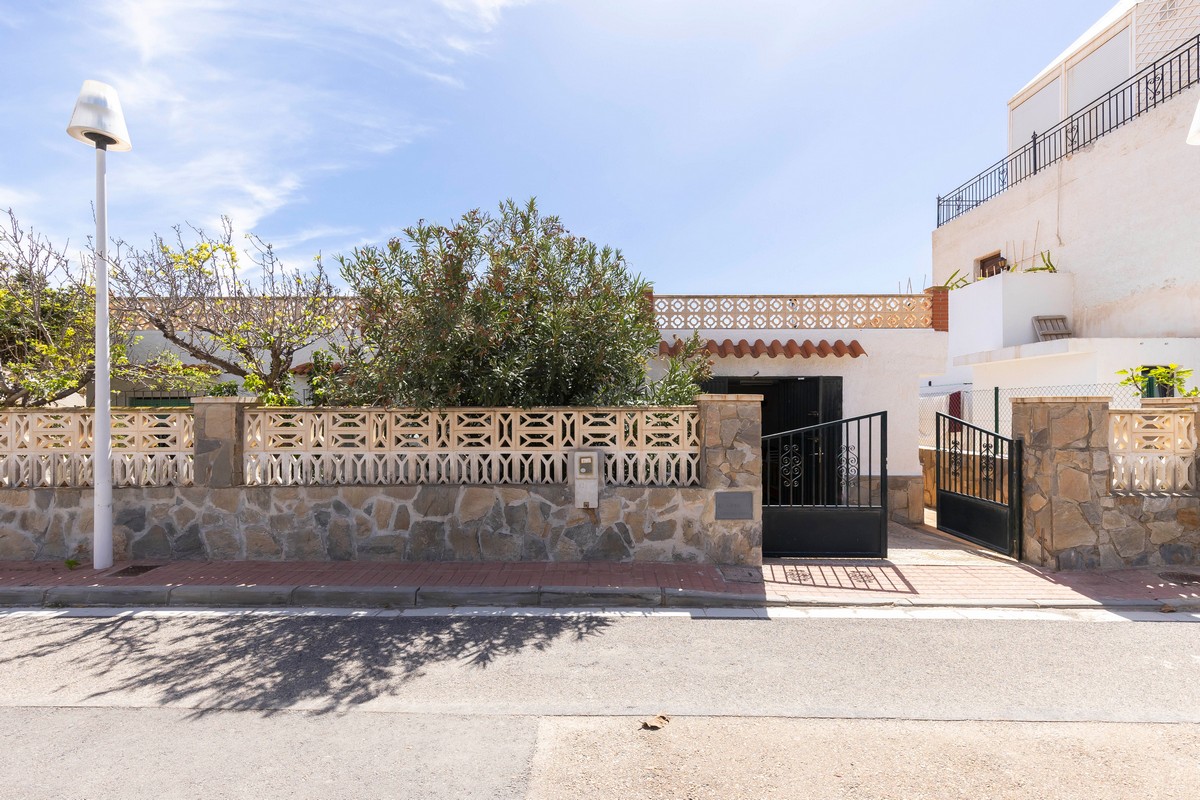Villa con grande potenziale a Costacabana (Almería)