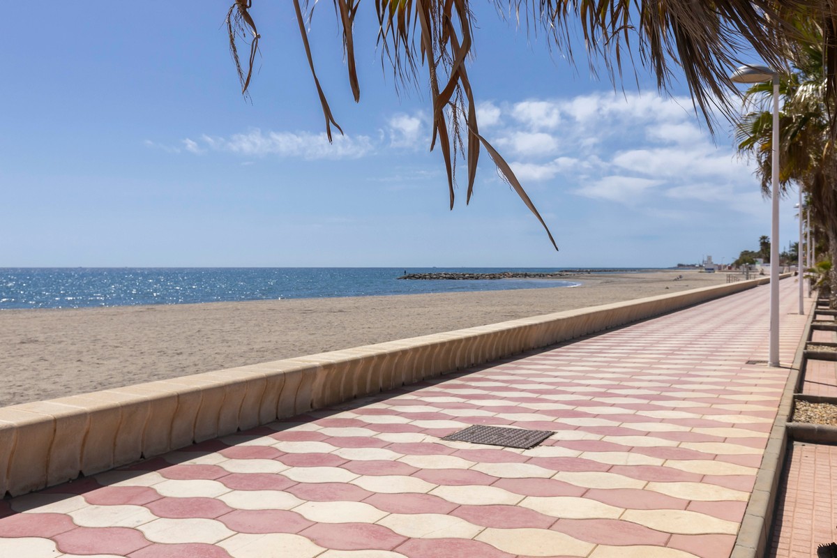 Villa con grande potenziale a Costacabana (Almería)