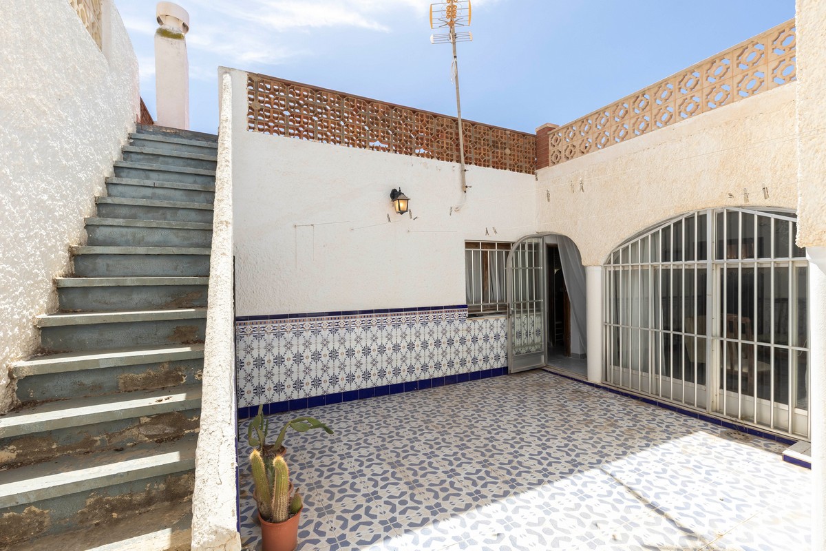 Villa con grande potenziale a Costacabana (Almería)