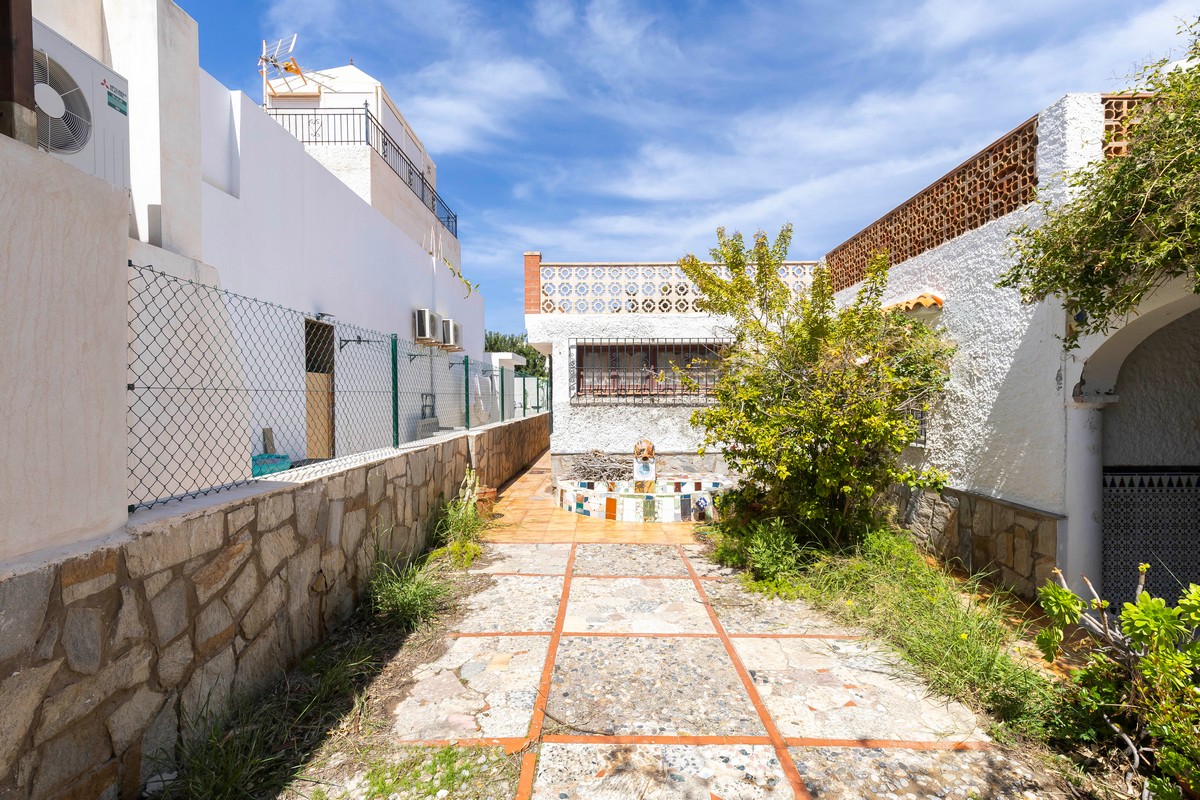 Villa con grande potenziale a Costacabana (Almería)