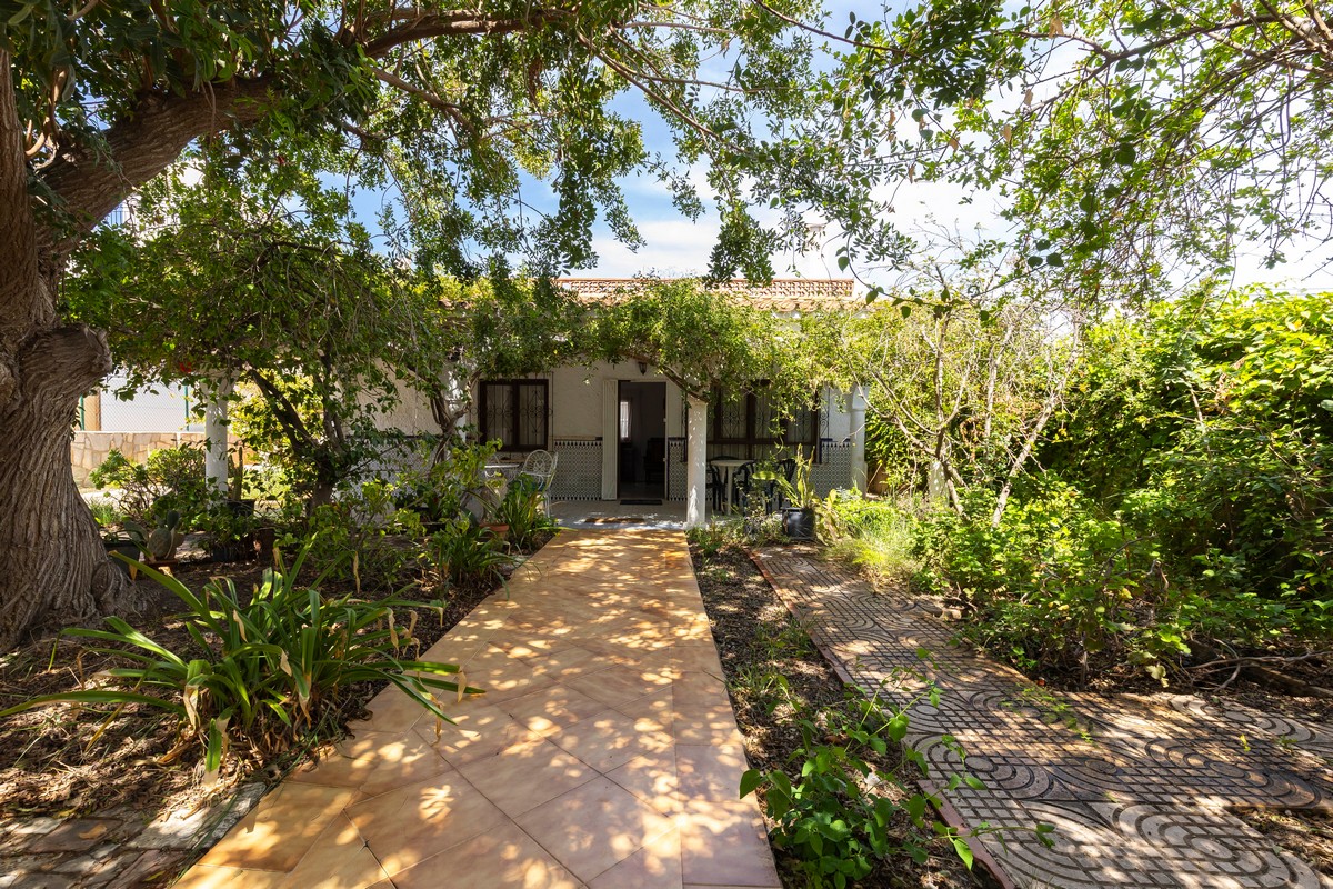 Villa con grande potenziale a Costacabana (Almería)