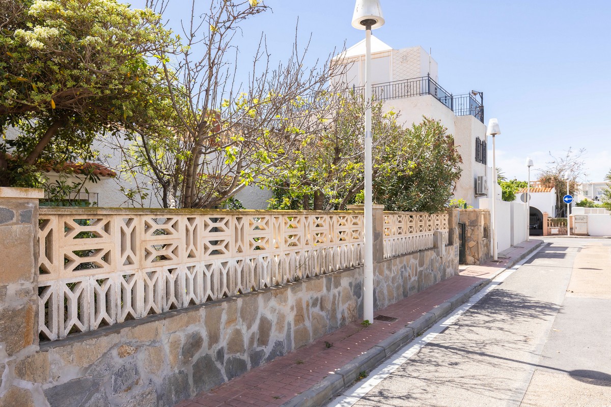 Villa con grande potenziale a Costacabana (Almería)