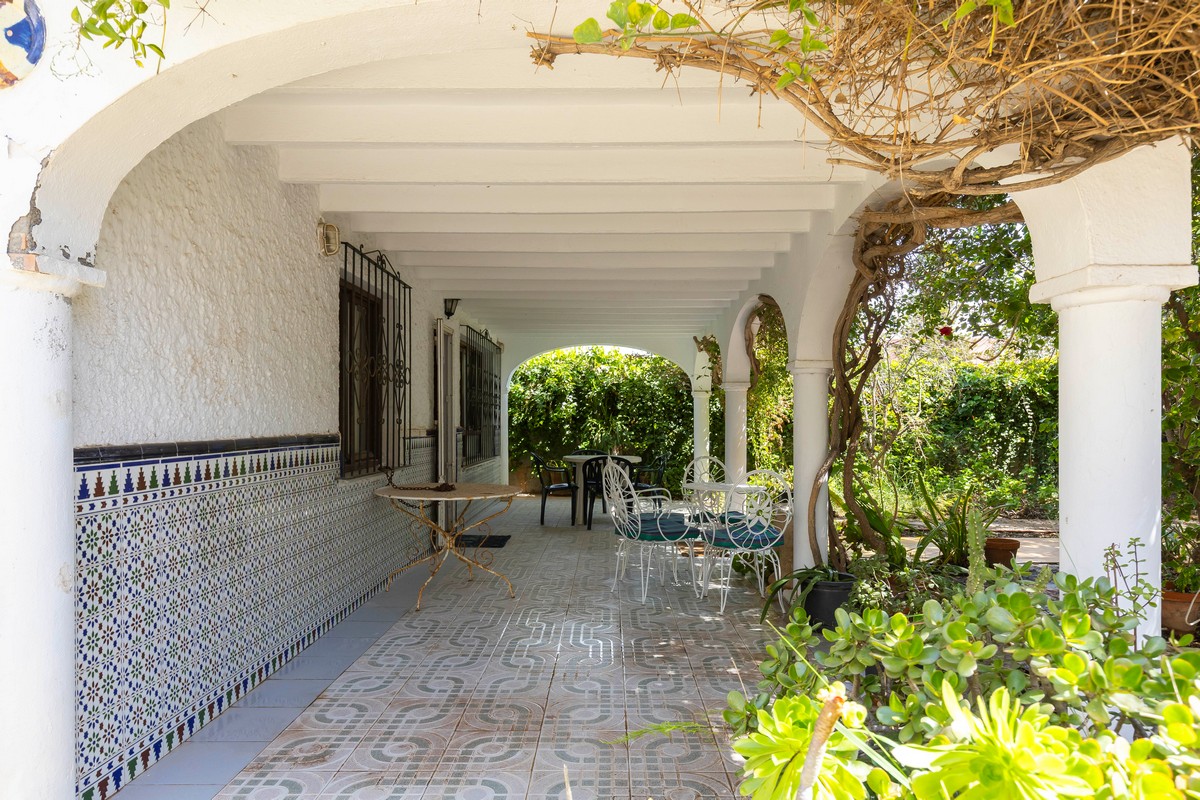 Villa con grande potenziale a Costacabana (Almería)