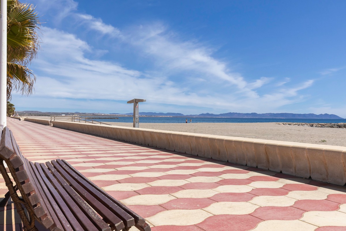 Villa con grande potenziale a Costacabana (Almería)