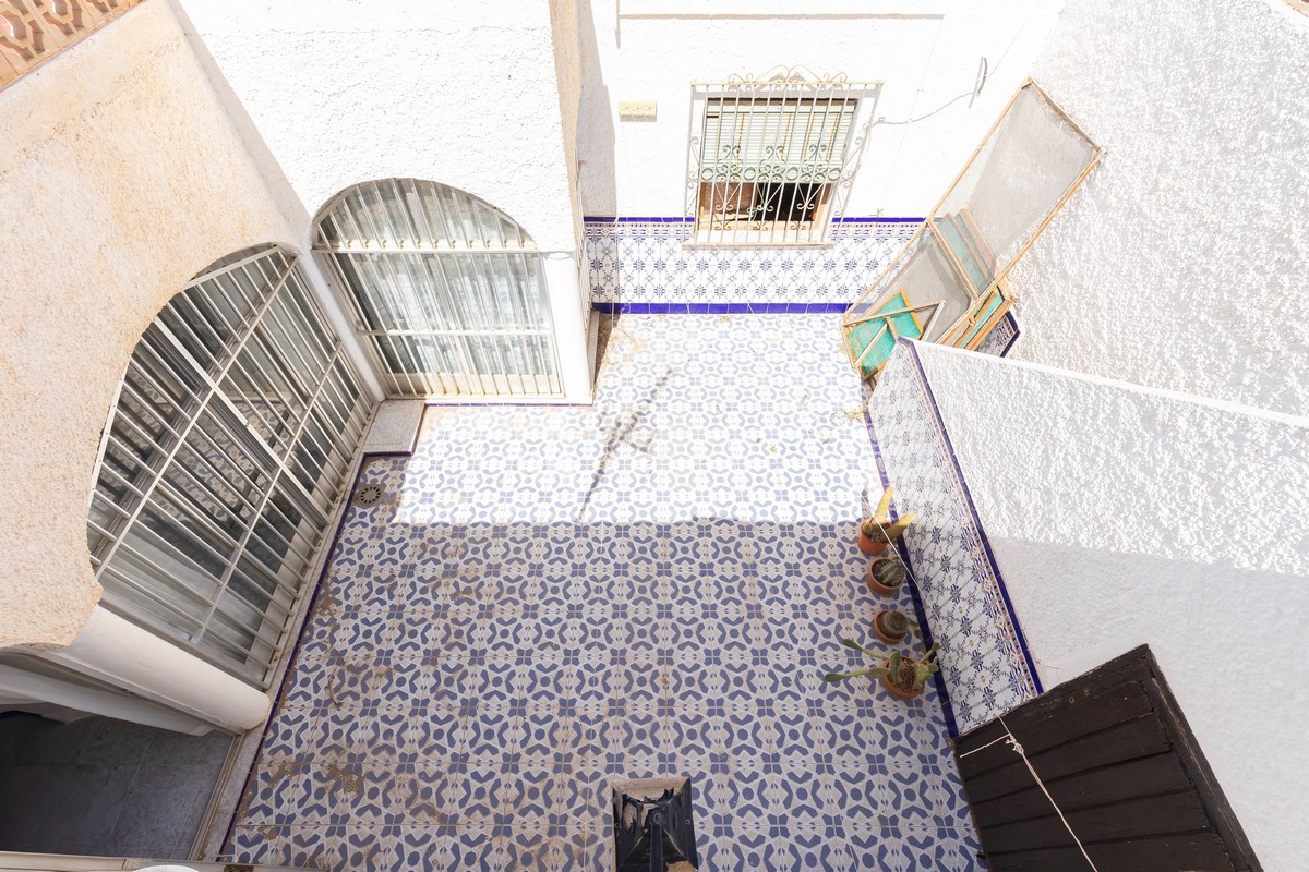 Villa con grande potenziale a Costacabana (Almería)