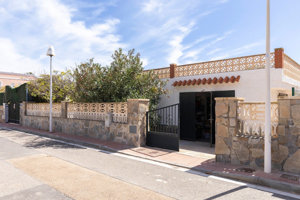 Villa con grande potenziale a Costacabana (Almería)