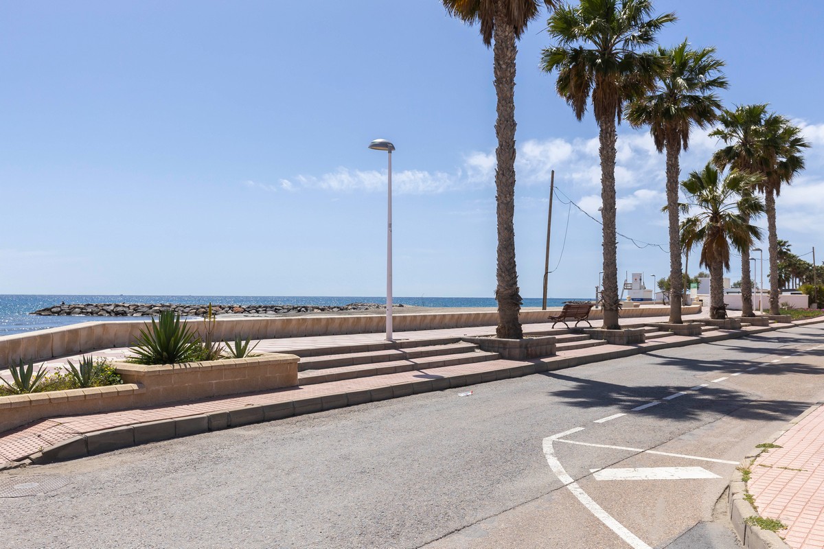 Villa con grande potenziale a Costacabana (Almería)