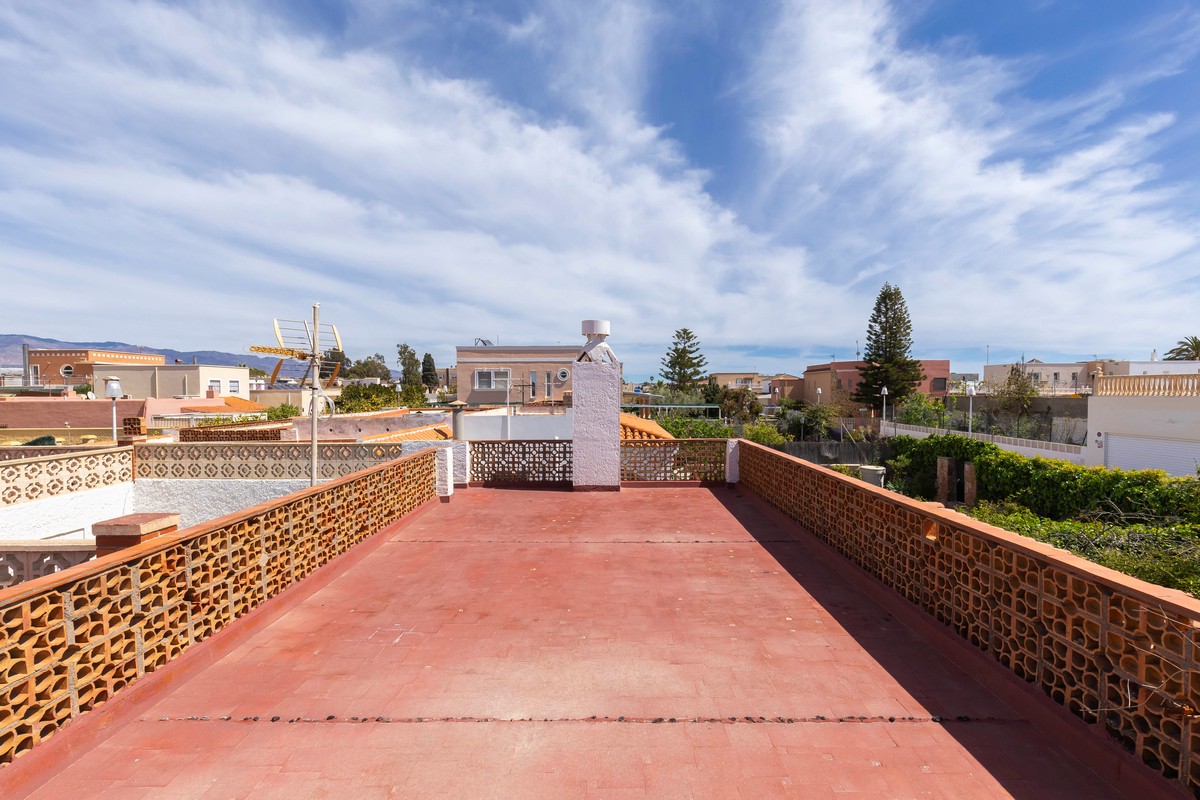 Villa con grande potenziale a Costacabana (Almería)