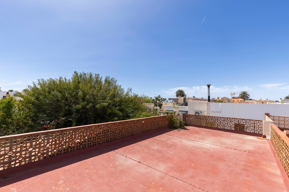 Villa con grande potenziale a Costacabana (Almería)